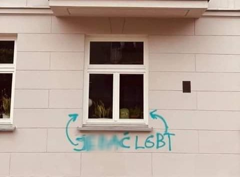 „Je**ć LGBT” na murze warszawskiej kamienicy. Strzałki mają wskazywać mieszkanie pary homoseksualnej